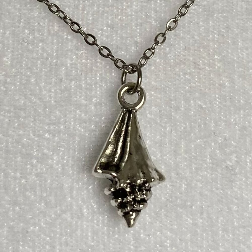 handmade stainless steel necklace with silver tone conch shell charm